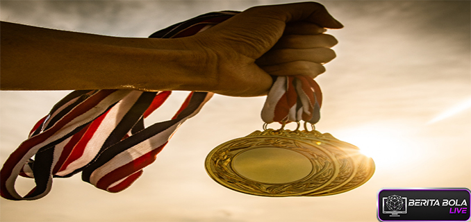 Legenda Sepak Bola Dunia Jual Medali Demi Tekanan Ekonomi